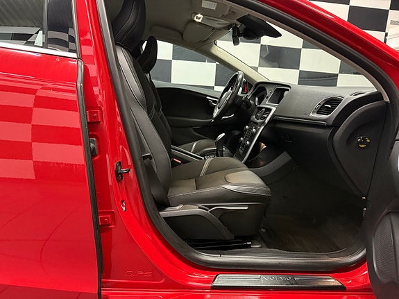 Volvo V40 21 of 30