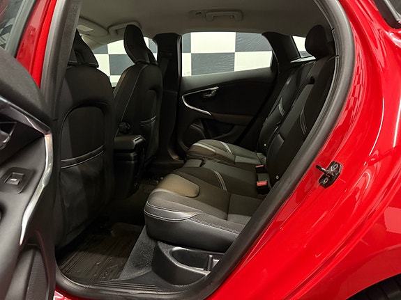 Volvo V40 23 of 30
