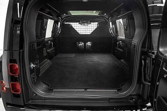Land Rover Defender 110 26 of 30