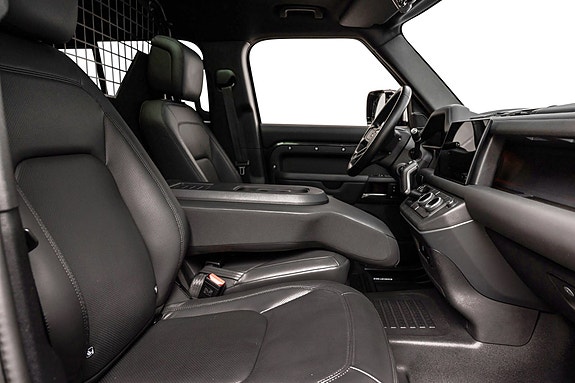 Land Rover Defender 110 28 of 30