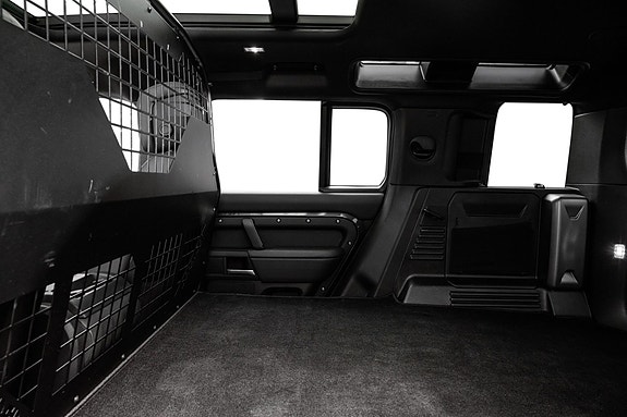 Land Rover Defender 110 15 of 30