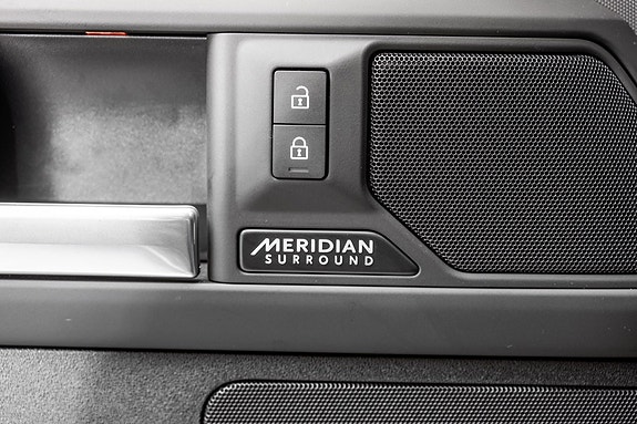 Land Rover Defender 110 25 of 30