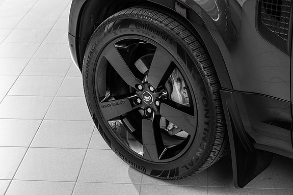 Land Rover Defender 110 11 of 30