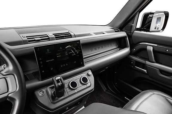 Land Rover Defender 110 18 of 30