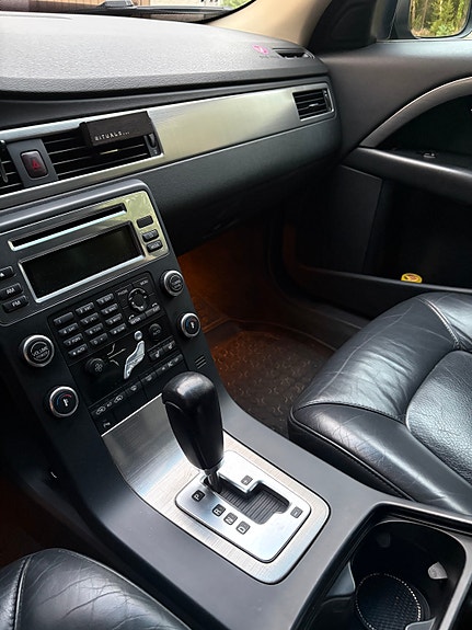 Volvo V70 3 of 7