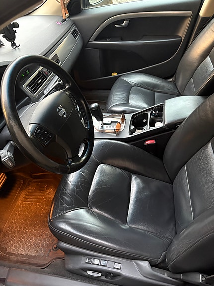 Volvo V70 2 of 7