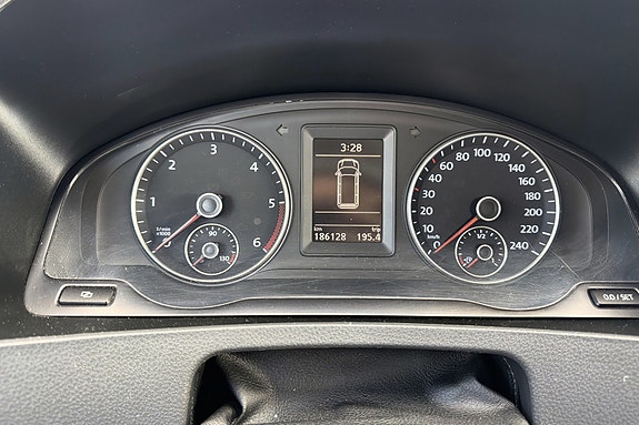 Volkswagen Caravelle 12 of 20