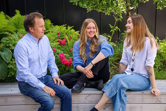tre kolleger på takterrassen