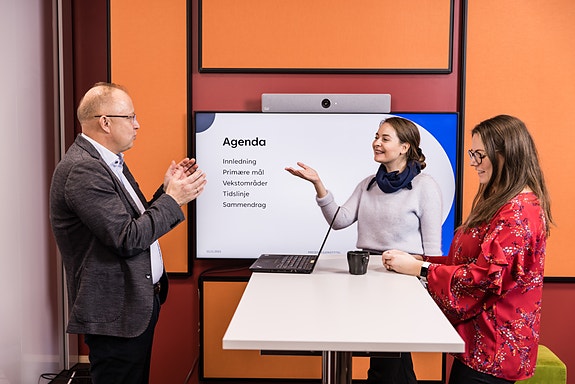 Tre kolleger diskuterer