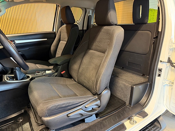 Toyota HiLux 14 of 21