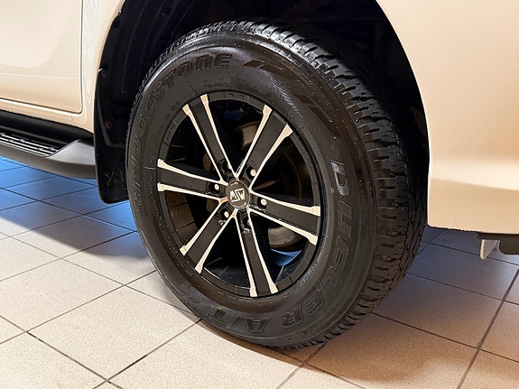 Toyota HiLux 10 of 21