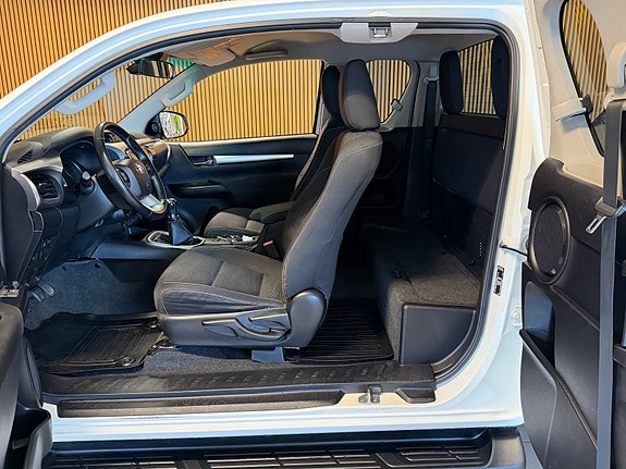 Toyota HiLux 13 of 21