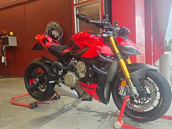 Ducati Streetfighter V4 S 2 of 18