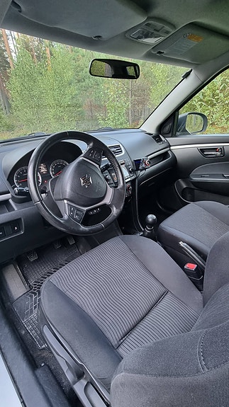 Suzuki Swift 15 of 30