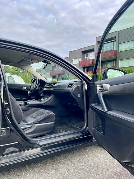 Lexus CT200h 17 of 30