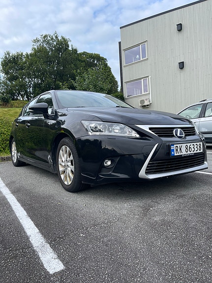 Lexus CT200h 2 of 30