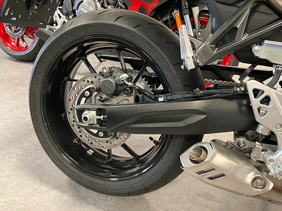 Suzuki GSX-8T Spar 15 000kr på utstillingsmodell 10 of 30