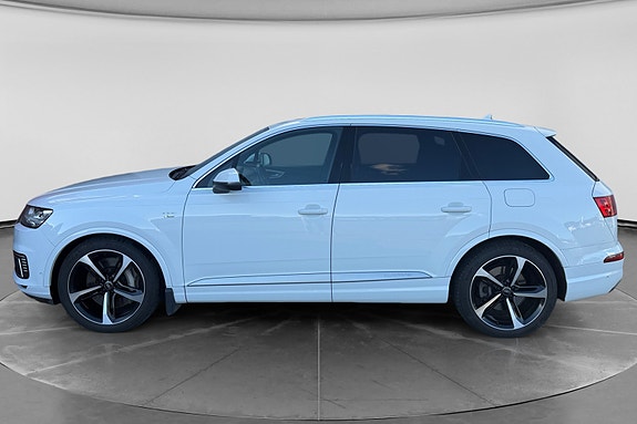 Audi Q7 2 of 23