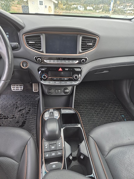 Hyundai IONIQ 11 of 17