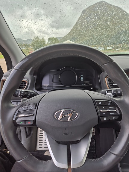 Hyundai IONIQ 12 of 17