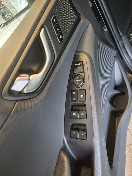 Hyundai IONIQ 14 of 17
