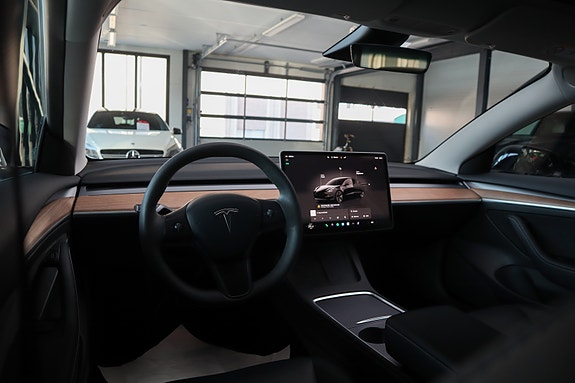 Tesla Model 3 24 of 30