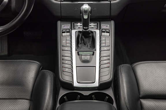 Porsche Macan 25 of 30
