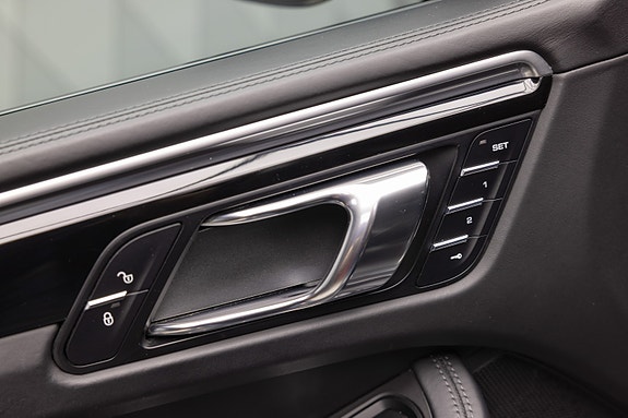 Porsche Macan 13 of 30