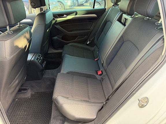 Volkswagen Passat Alltrack 17 of 23