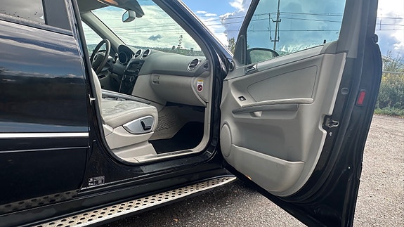 Mercedes-Benz ML320 24 of 30