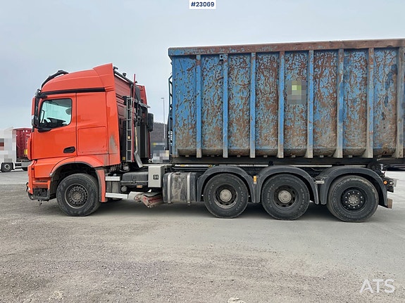 Mercedes-Benz Arocs 8x4 fullt brøyterigget krokbil m/ underliggende skjær og 2023 JOAB L24 krok 8 of 30