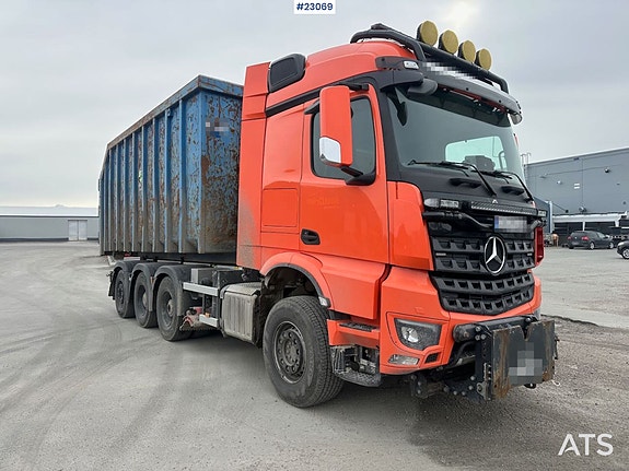 Mercedes-Benz Arocs 8x4 fullt brøyterigget krokbil m/ underliggende skjær og 2023 JOAB L24 krok 4 of 30