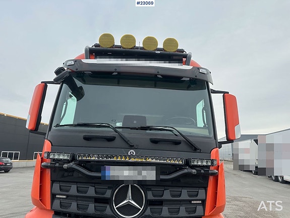 Mercedes-Benz Arocs 8x4 fullt brøyterigget krokbil m/ underliggende skjær og 2023 JOAB L24 krok 9 of 30