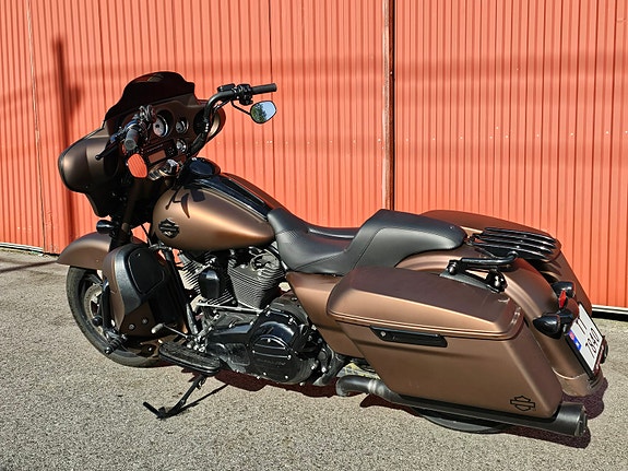 Harley-Davidson FLHX Street Glide 3 of 10