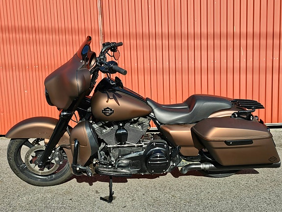 Harley-Davidson FLHX Street Glide 2 of 10