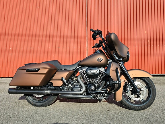 Harley-Davidson FLHX Street Glide 6 of 10