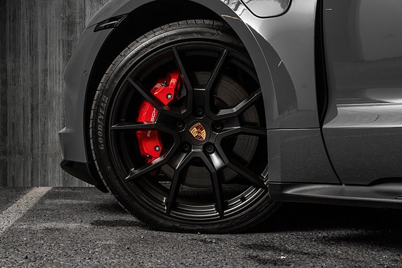 Porsche Taycan GTS 14 of 30