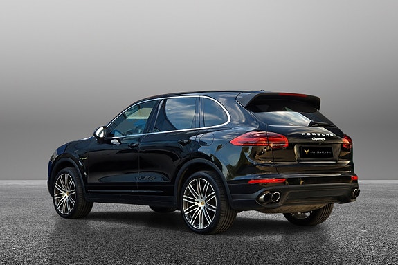 Porsche Cayenne 3 of 24