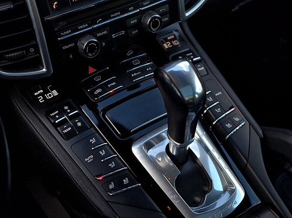 Porsche Cayenne 13 of 24