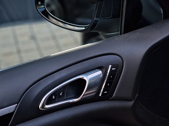 Porsche Cayenne 17 of 24