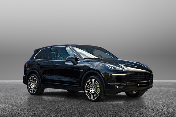 Porsche Cayenne 2 of 24