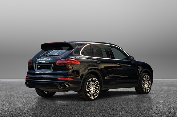 Porsche Cayenne 4 of 24