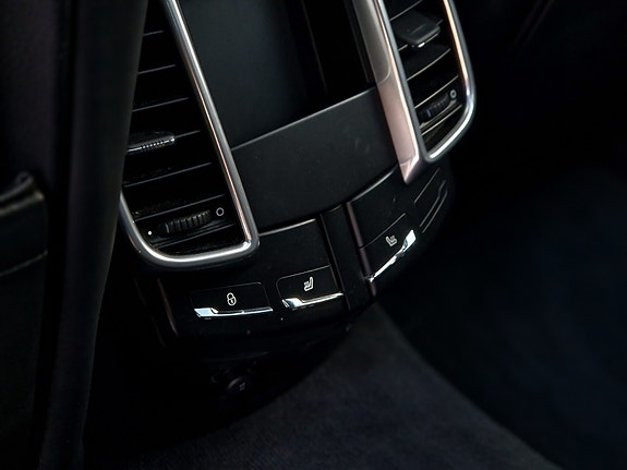 Porsche Cayenne 21 of 24