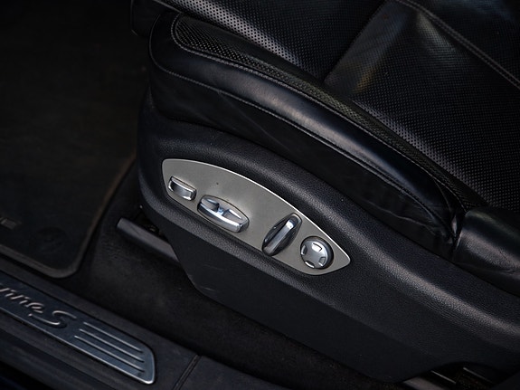 Porsche Cayenne 16 of 24
