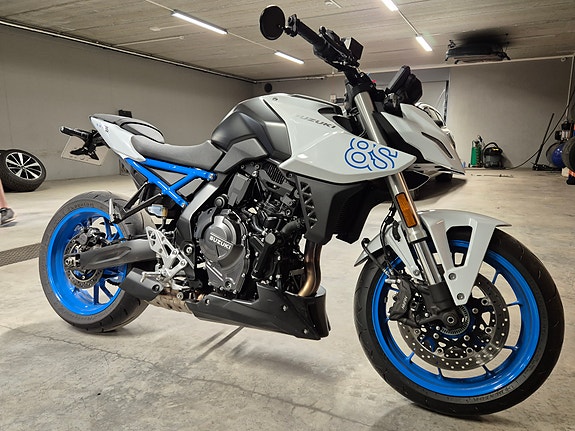 Suzuki GSX-8S 3 of 4