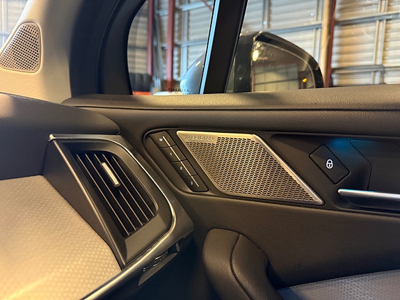 Jaguar I-PACE 18 of 30