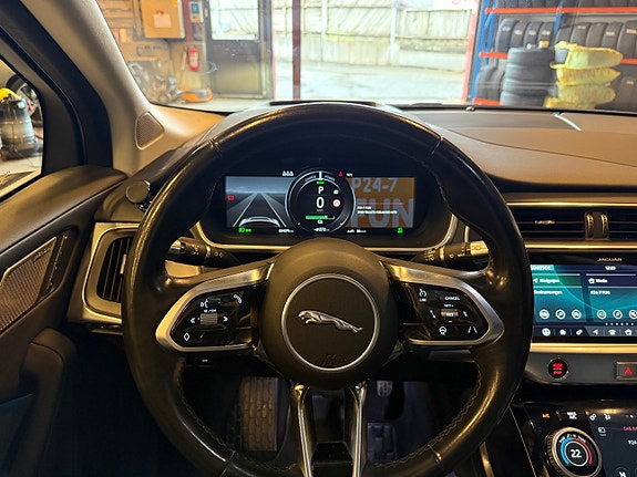 Jaguar I-PACE 13 of 30