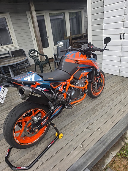 KTM 890 Duke R 3 of 10