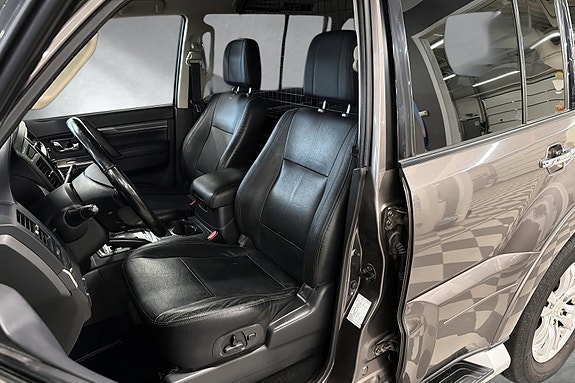 Mitsubishi Pajero 13 of 30