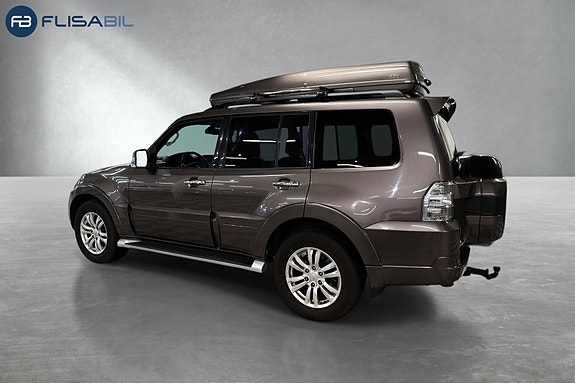 Mitsubishi Pajero 4 of 30